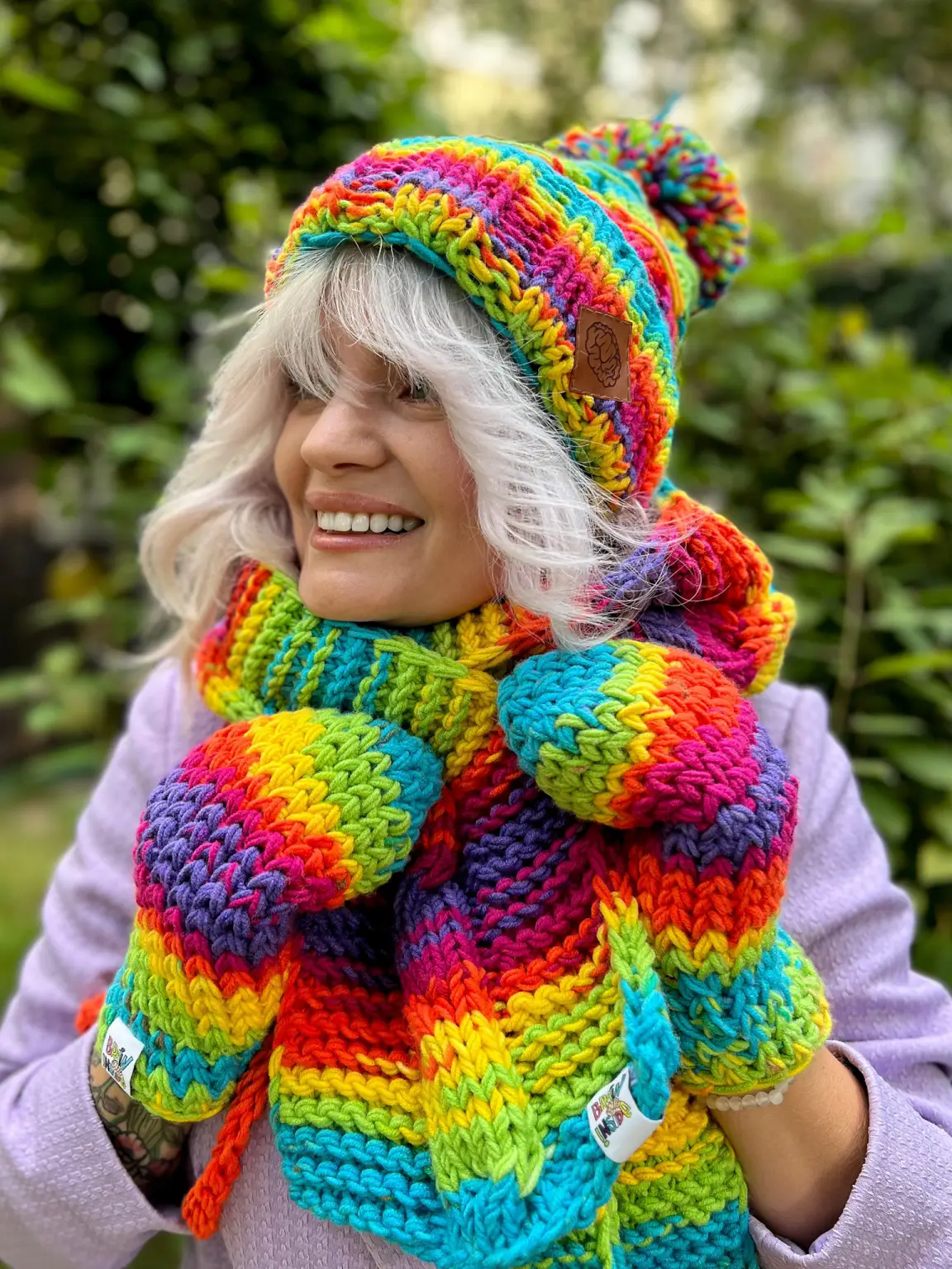 Kolorowe rękawiczki handmade ze sznureczkiem ,,Tęcza" 26 Ręcznie wykonane tęczowe rękawiczki – idealne na zimę
