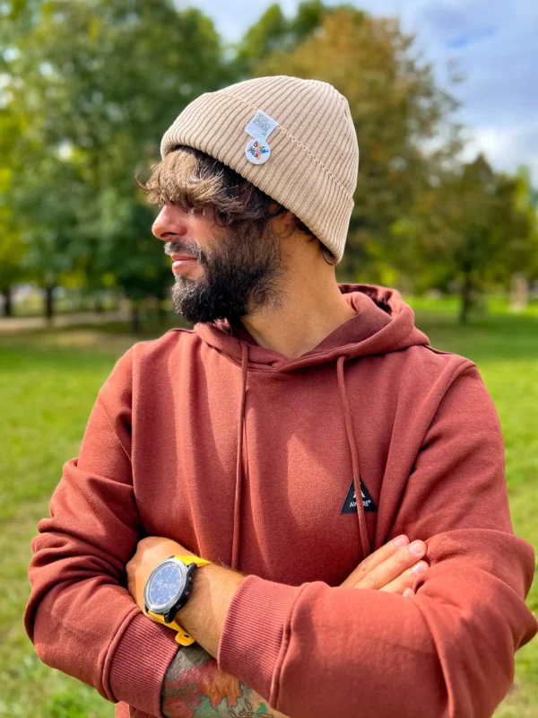 Stylowa beżowa beanie męska.