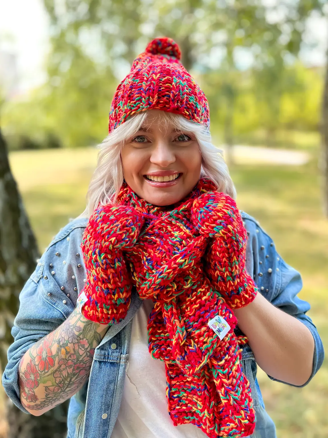 Kolorowa czapka podszyta polarem FUN ,,Czerwienie" 208 Stylowa czapka z pomponem – wykonana z najwyższej jakości wełny merino, idealna na chłodne dni