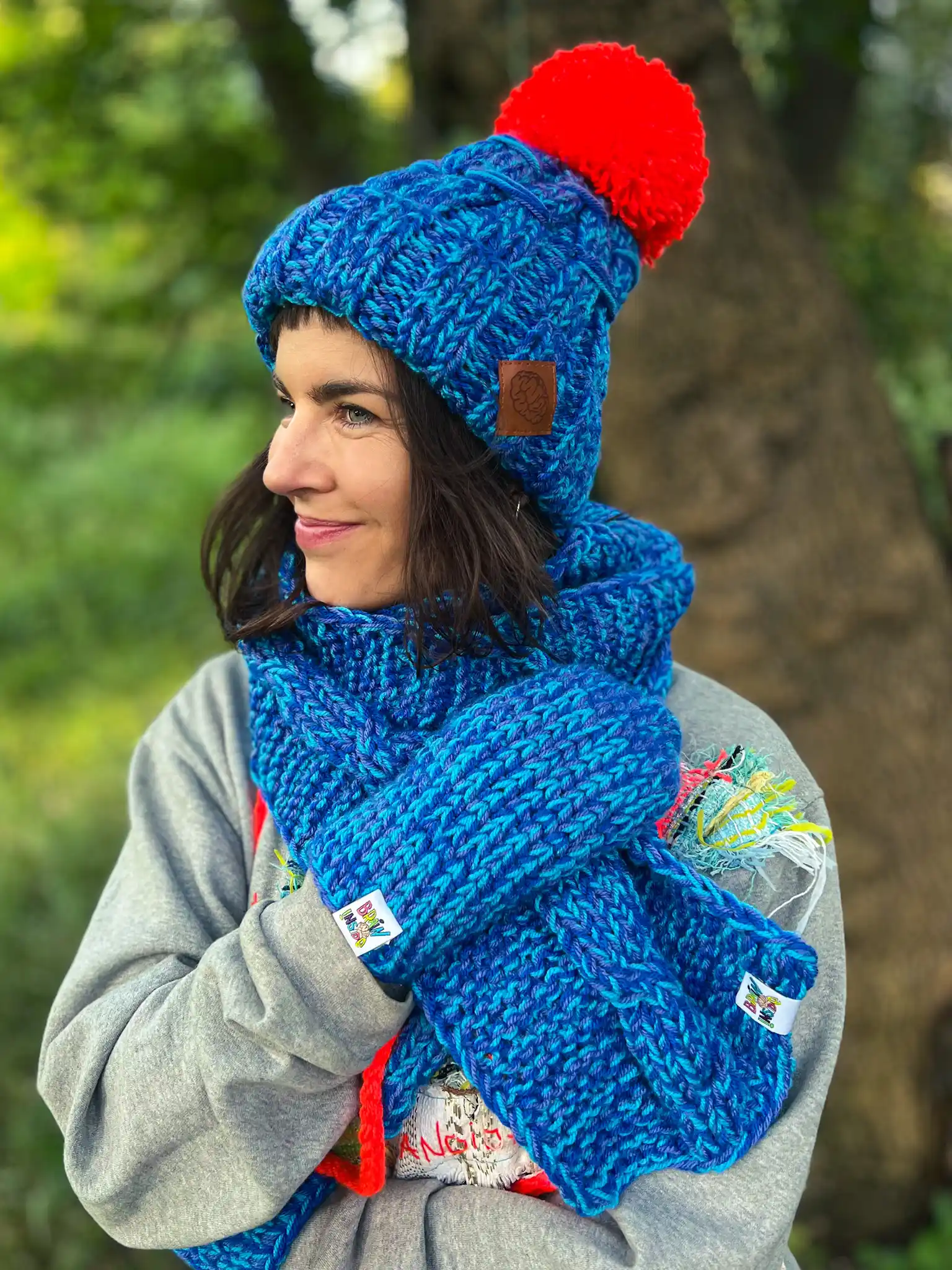 Czapka z wielkim pomponem EUFORIA ,,Niebieskości" 164 Stylowa niebieska czapka z pomarańczowym pomponem, ręcznie tworzona przez seniorki z Poznania.