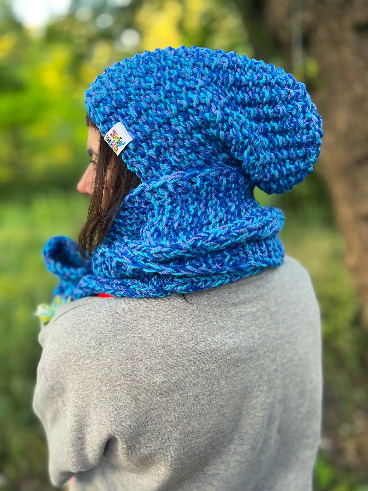 Luźna czapka MERINO 66% "Niebieskości" NEVERLAND 102 Stylowa, ręcznie robiona niebieska czapka oversize z miękką podszewką z polaru – idealna na zimowe dni.