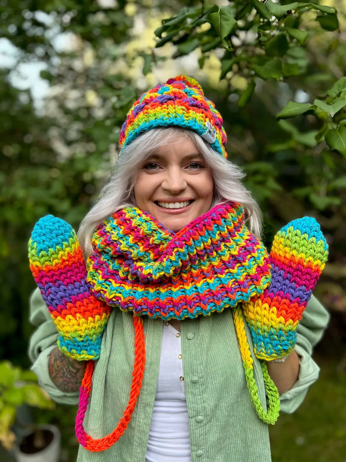 Kolorowe rękawiczki handmade ze sznureczkiem ,,Tęcza" 20 Stylowy tęczowy szalik na chłodne dni