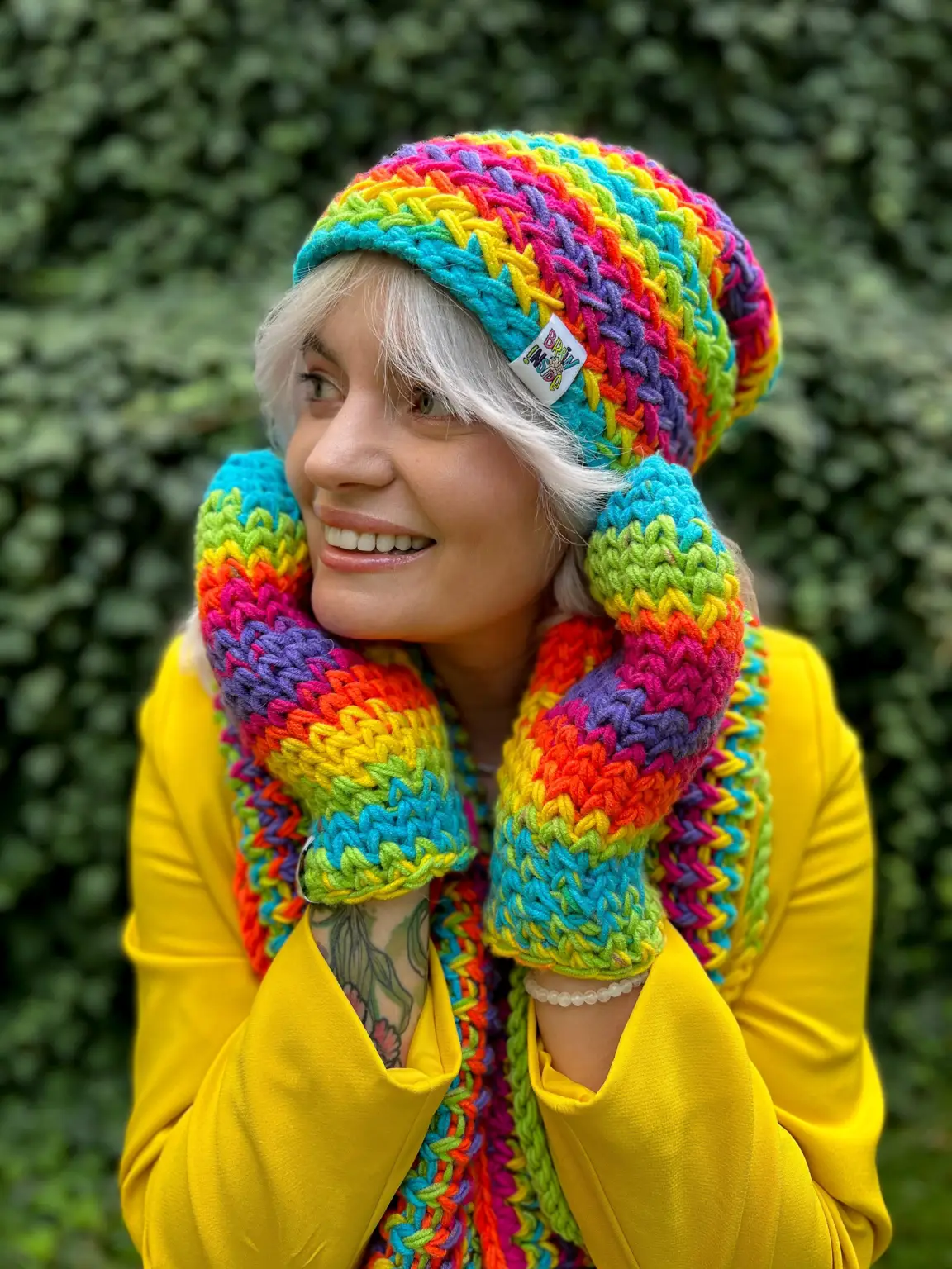 Kolorowe rękawiczki handmade ze sznureczkiem ,,Tęcza" 23 Tęczowe rękawiczki robione ręcznie – kolor i ciepło