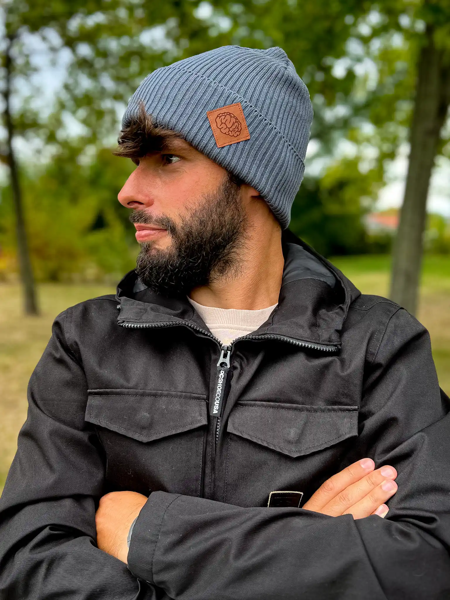 Męska bawełniana czapka beanie logo ekoskórka "Ciemny szary" 140 Wygodna jesienna czapka męska