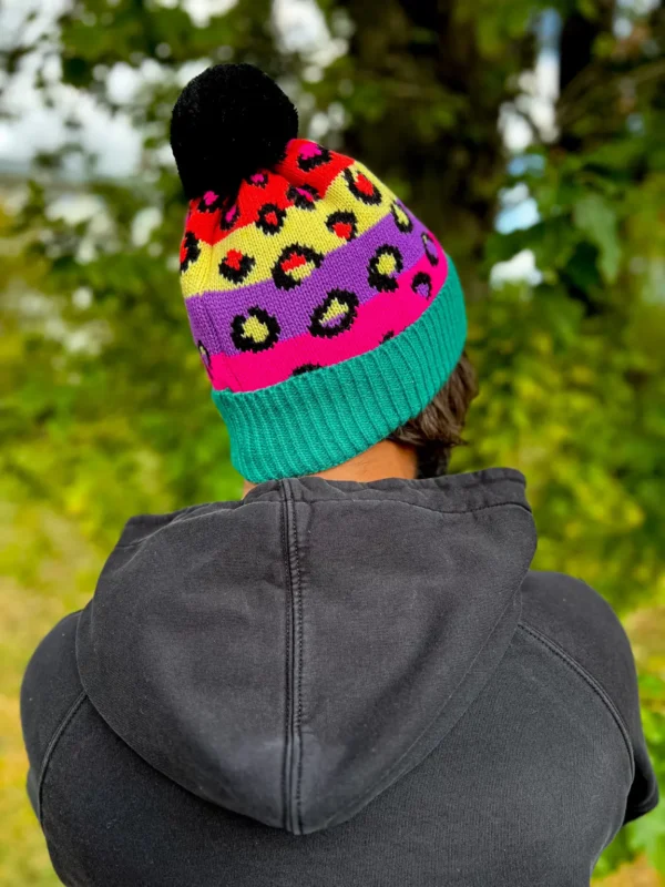 Wyrazista czapka w neonie