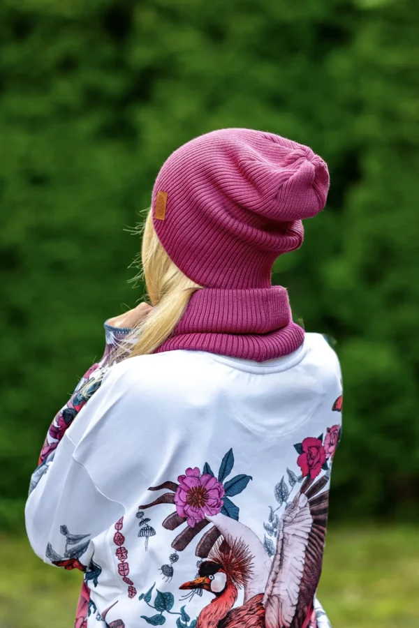 Luźna damska czapka MERINO logo ekoskórka "Palona Malina" 15 czapka merino smerfetka