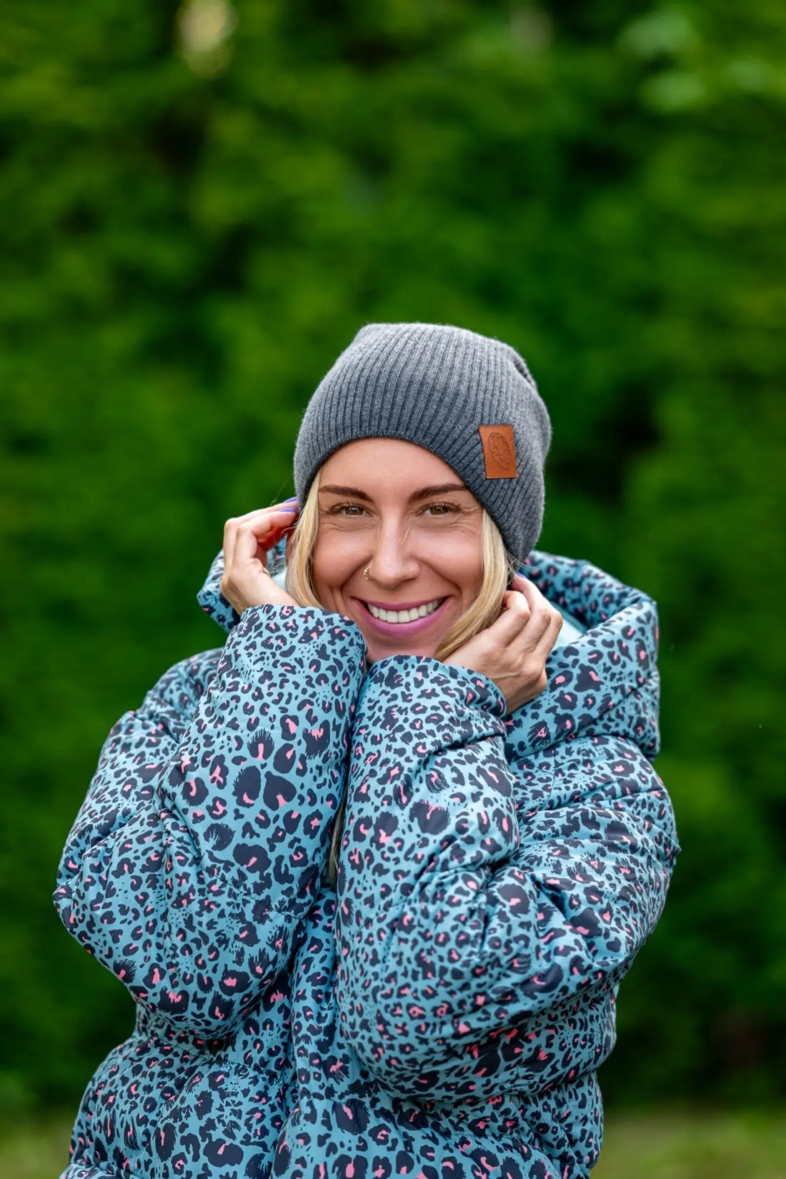 Czapka damska MERINO logo ekoskórka "Ciemny Szary" 62 czapka smerfetka damska