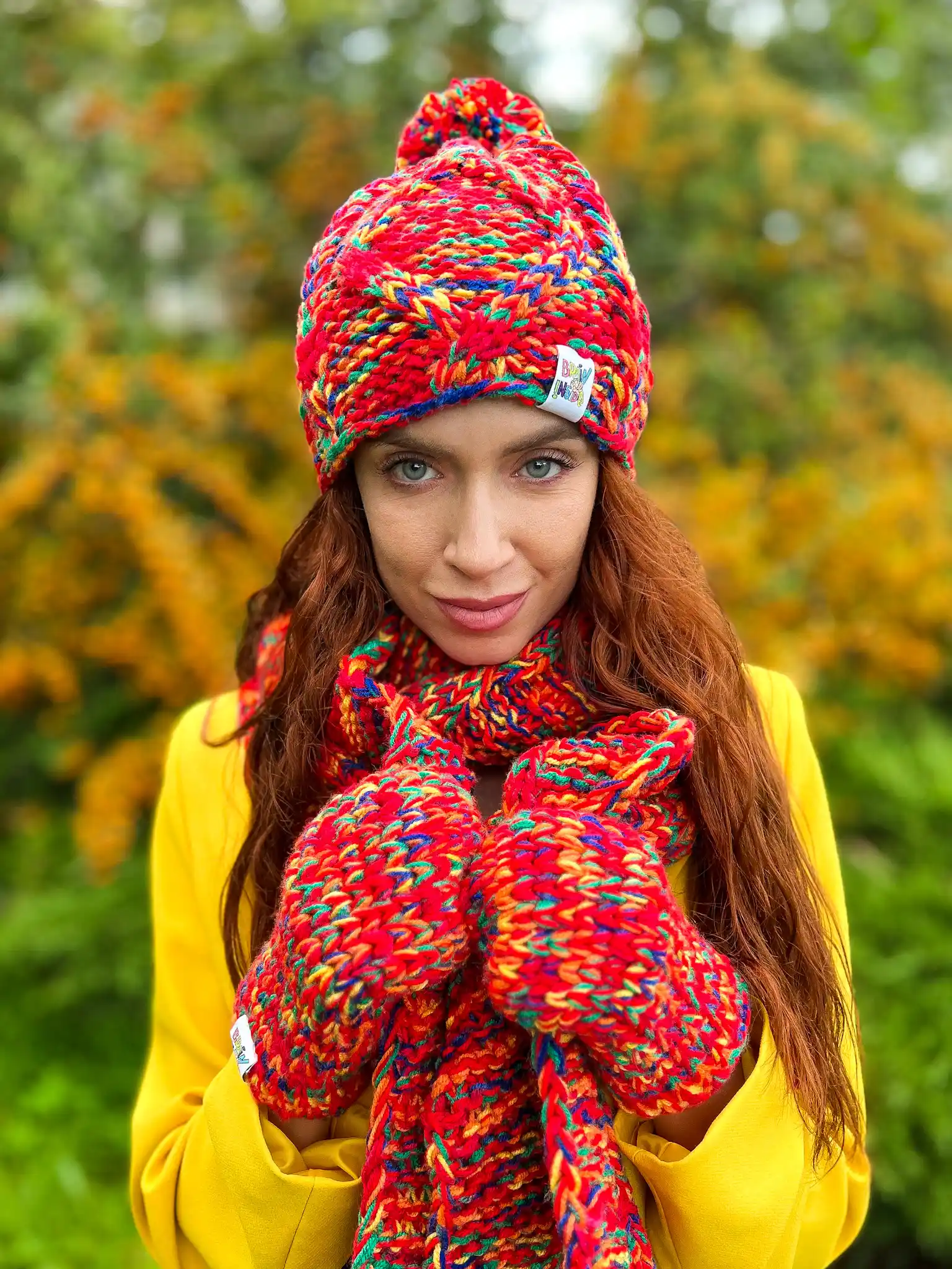 Rękawiczki handmade ze sznureczkiem ,,Czerwienie" 87 czerwone dziergane rękawiczki na sznureczku