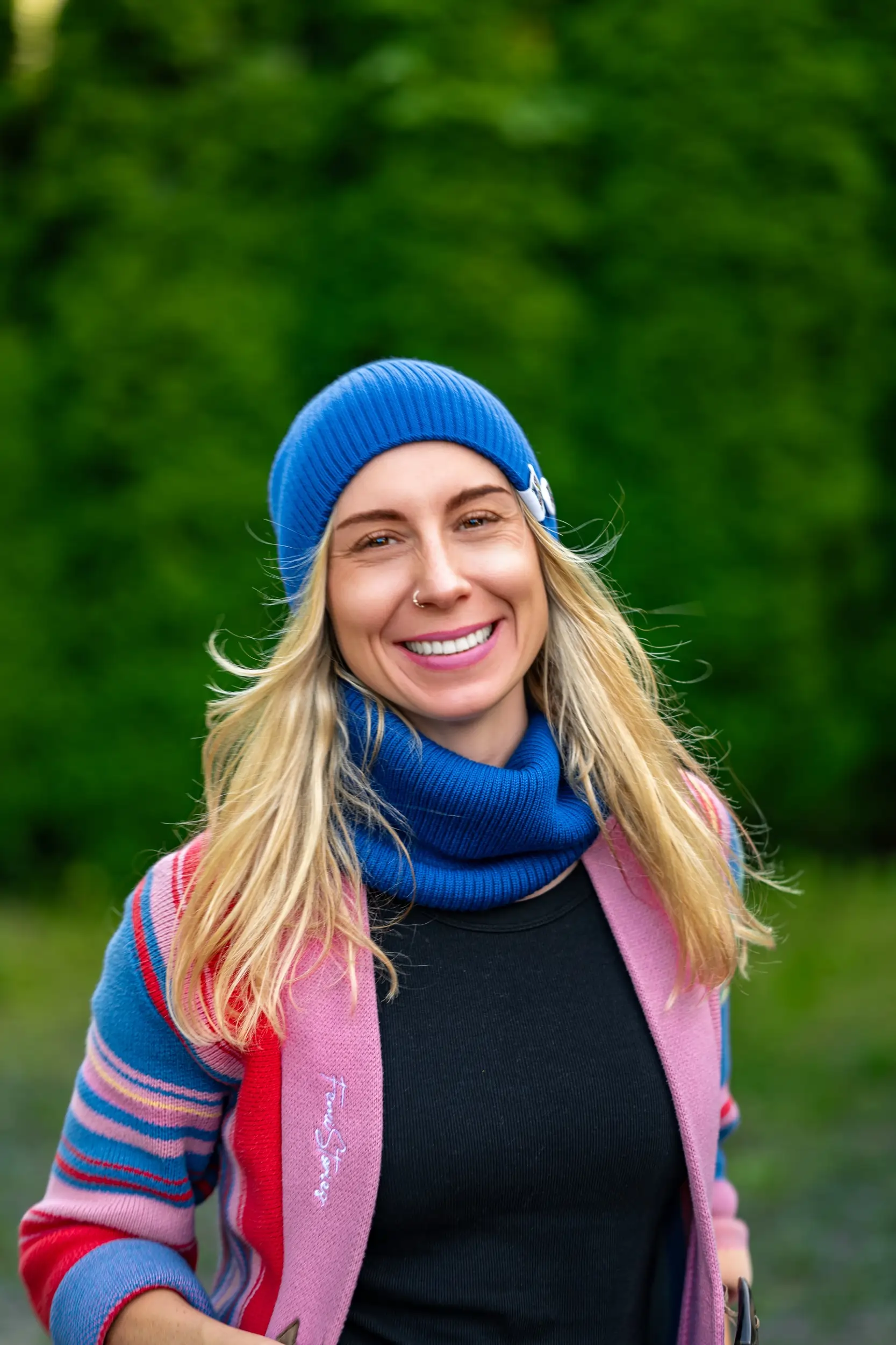 Czapka slouchy MERINO logo kolorowe "Niebieski Kobalt" 40 komplet merino na jesień