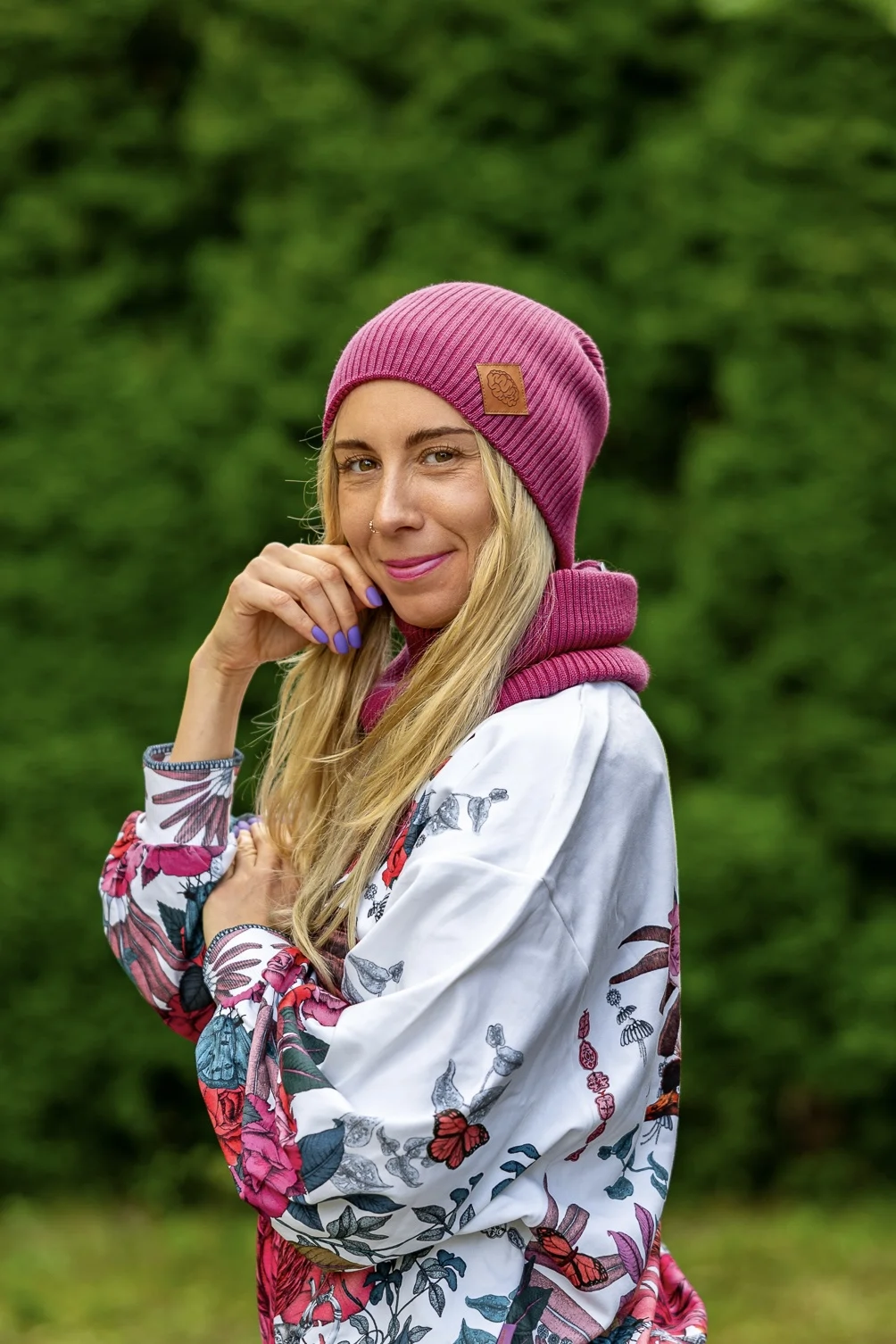 Luźna damska czapka MERINO logo ekoskórka "Palona Malina" 39 komplet na zimę