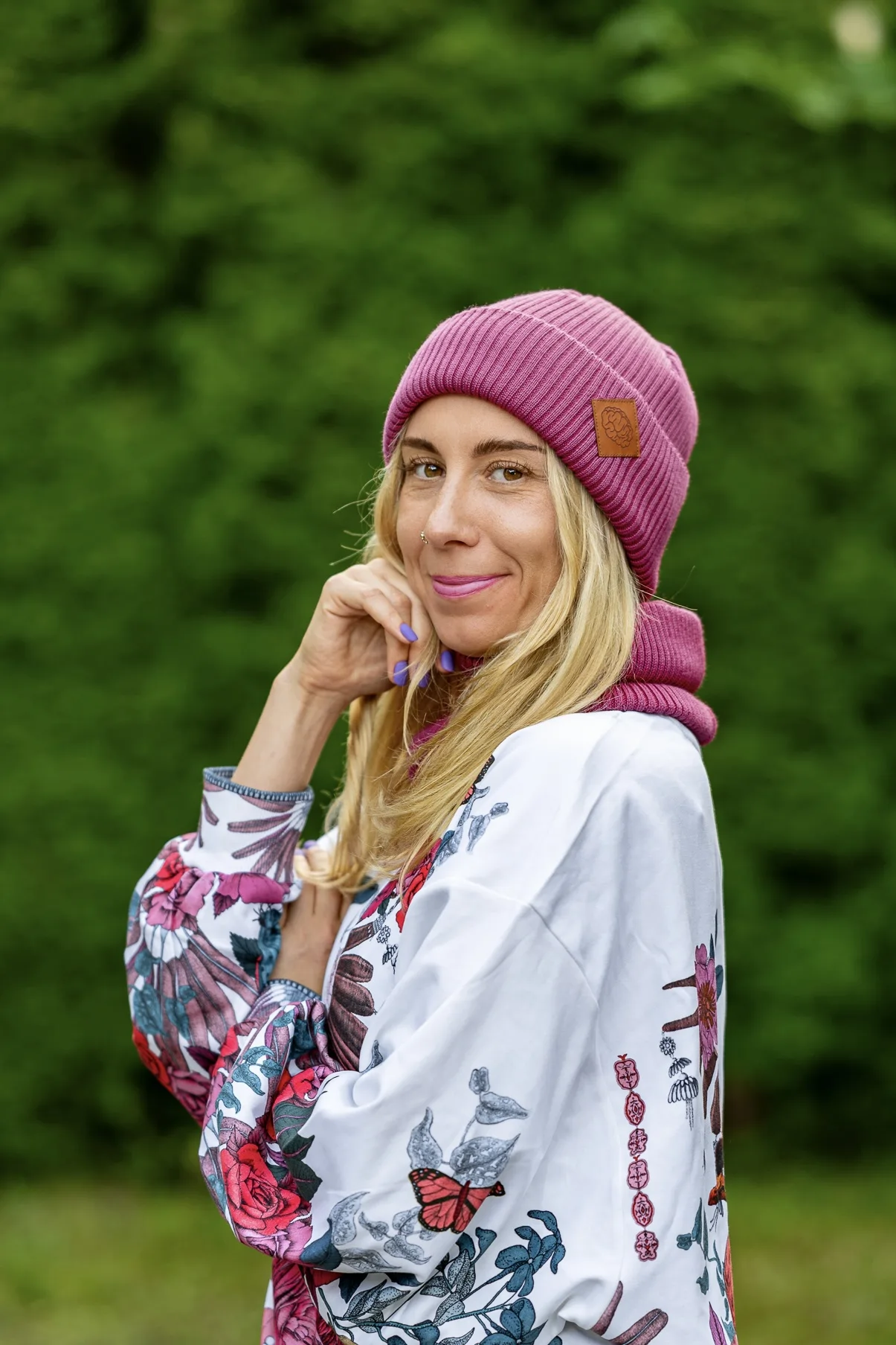 Czapka wywijana MERINO logo ekoskórka "Palona Malina" 201 malinowa czapka beanie merino