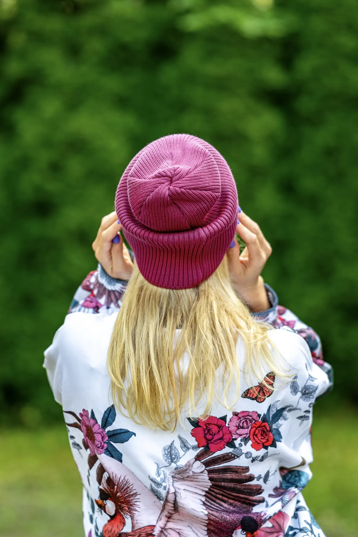 Damska luźna czapka MERINO logo kolorowe "Palona Malina" 31 malinowa czapka merino