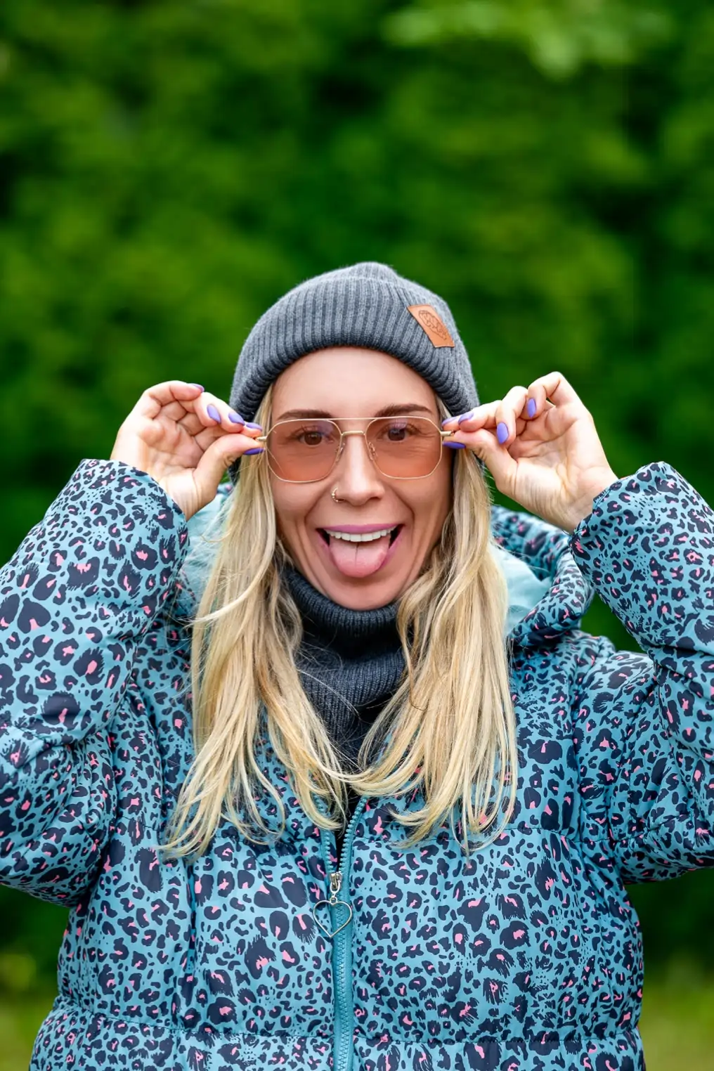 Czapka beanie MERINO logo ekoskórka "Ciemny Szary" 35 modna czapka damska