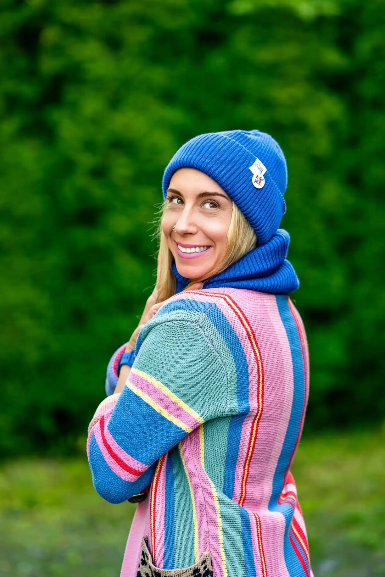 Beanie MERINO logo kolorowe "Niebieski Kobalt" 89 modna kobaltowa czapka