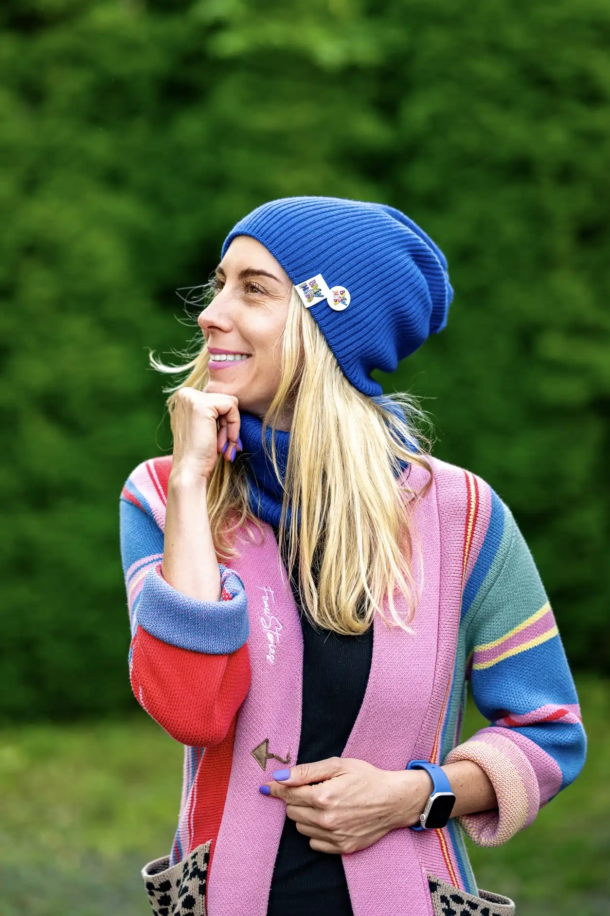 Czapka slouchy MERINO logo kolorowe "Niebieski Kobalt" 34 niebieska czapka damska
