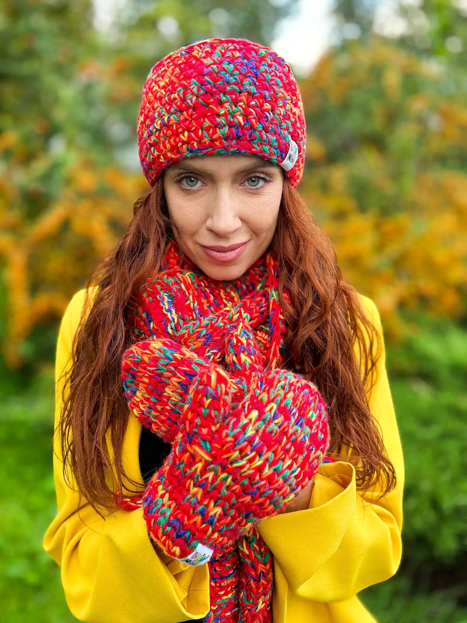 Rękawiczki handmade ze sznureczkiem ,,Czerwienie" 80 pomysł na prezent gwiazdkowy