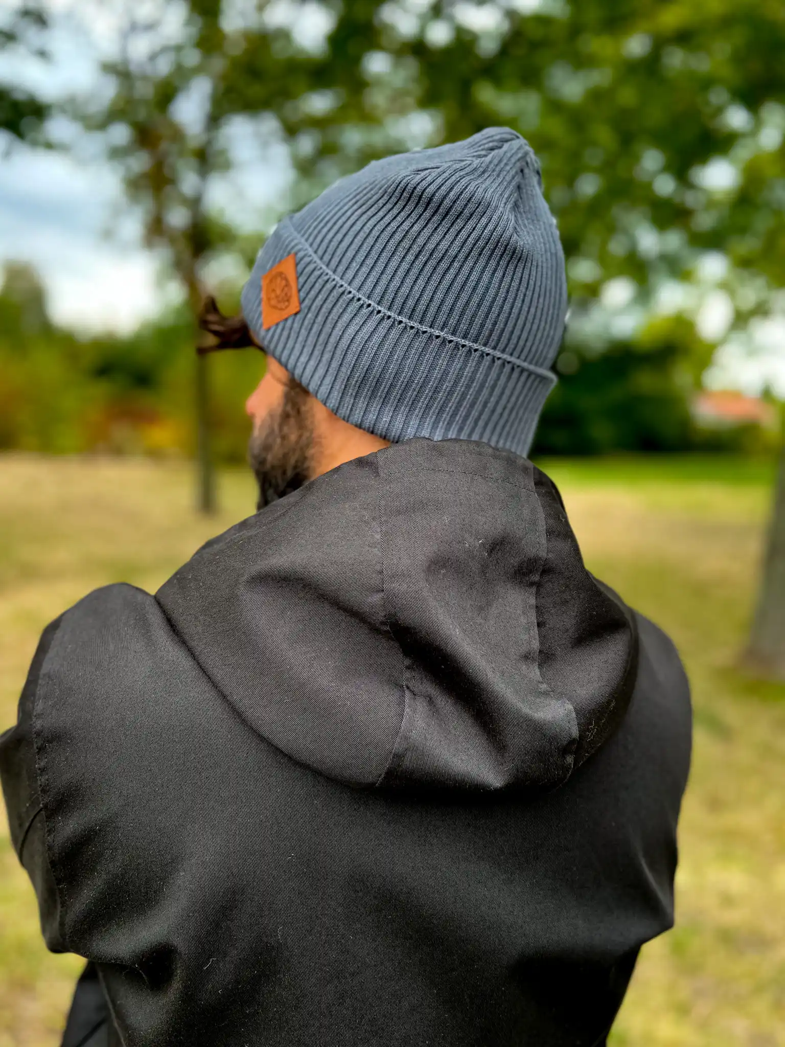 Męska bawełniana czapka beanie logo ekoskórka "Ciemny szary" 142 szara jesienna czapka