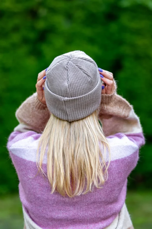 MERINO czapka beanie logo kolorowe "Beż" 11 beżowy akcent stylizacji