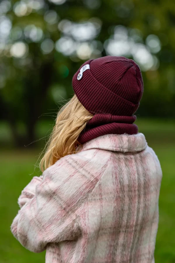 bordowa czapka beanie