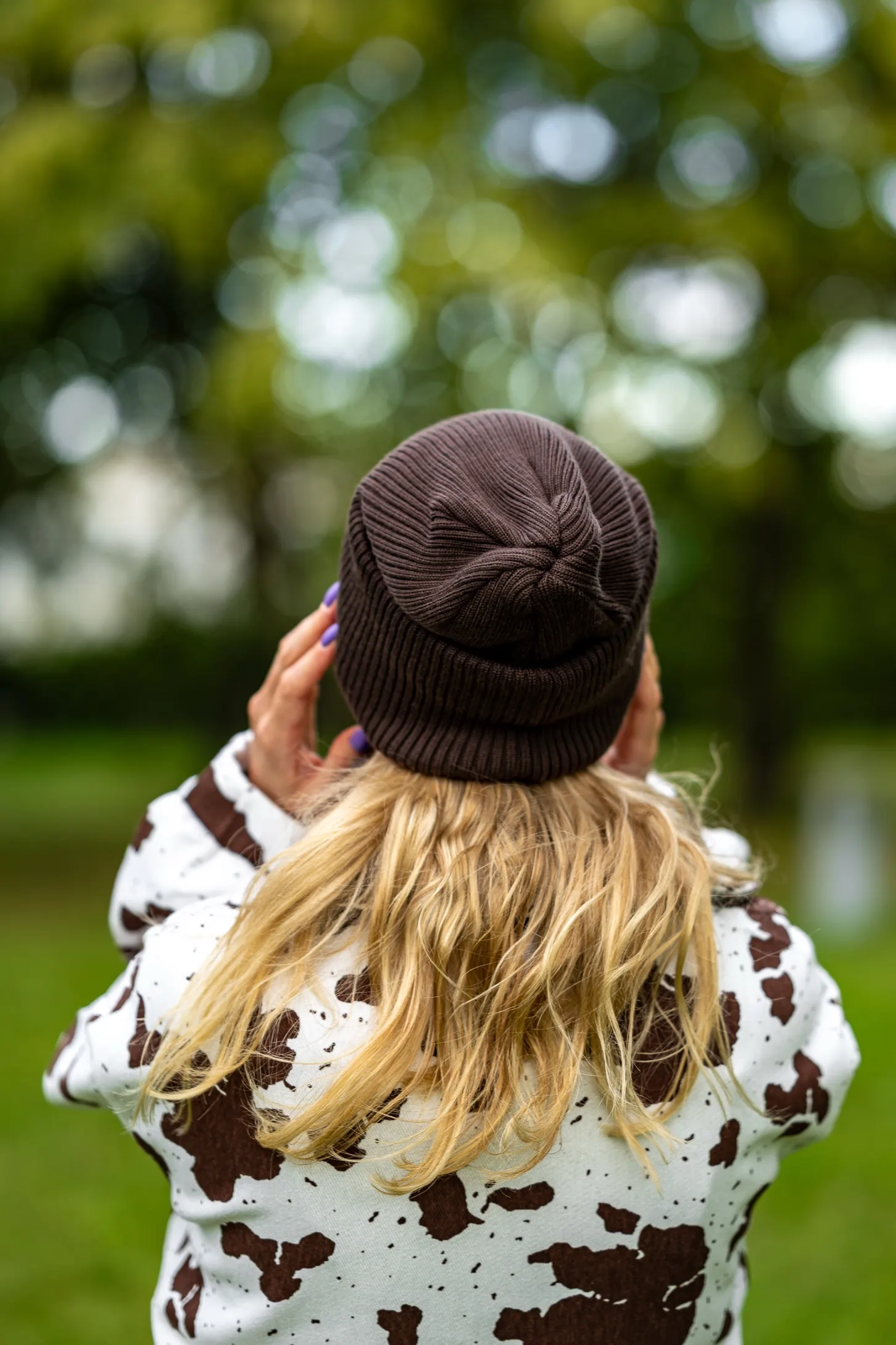 Luźna czapka MERINO logo kolorowe "Brąz" 12 brązowa czapka na zimę