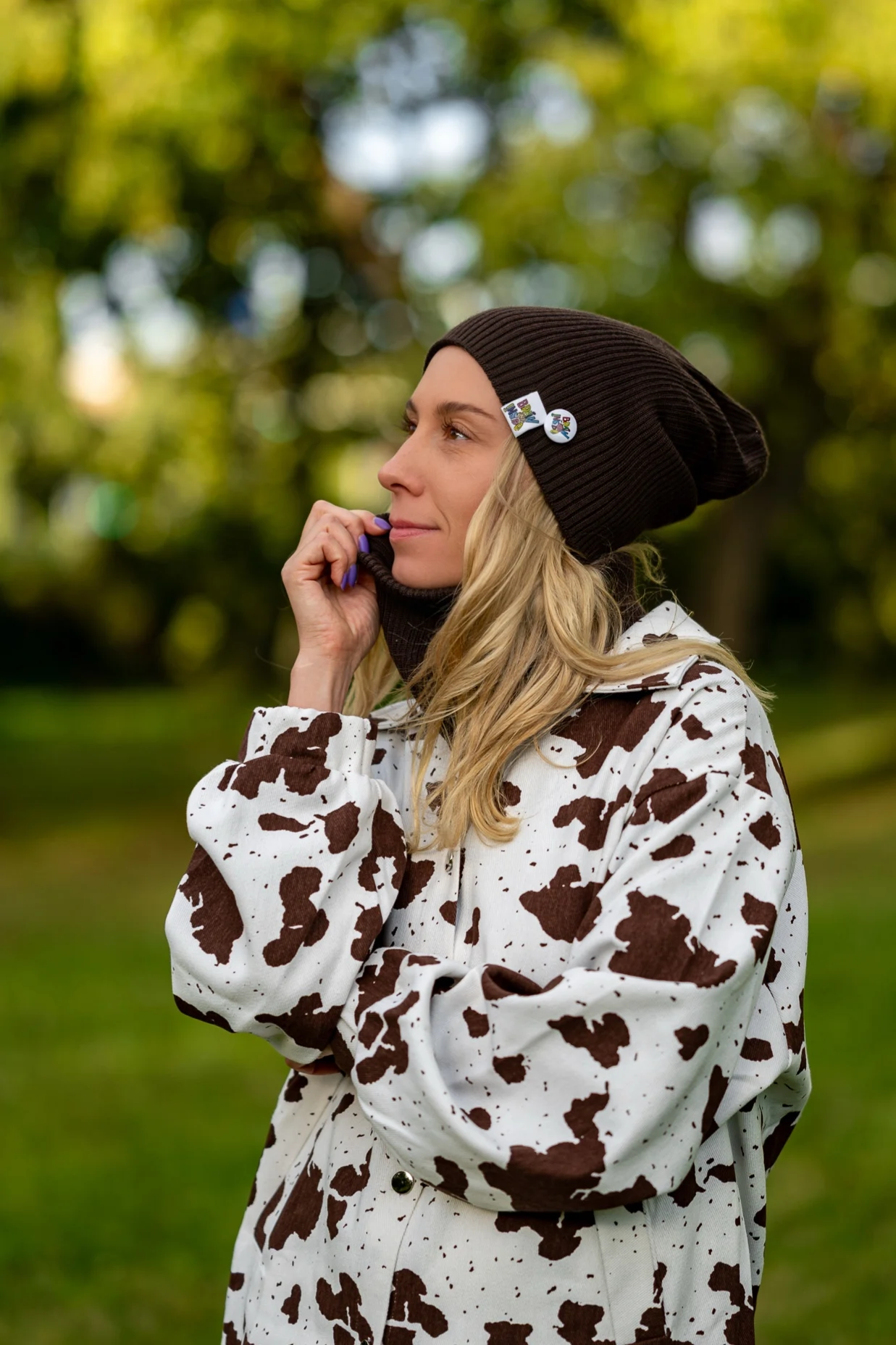 Luźna czapka MERINO logo kolorowe "Brąz" 10 czapka all season