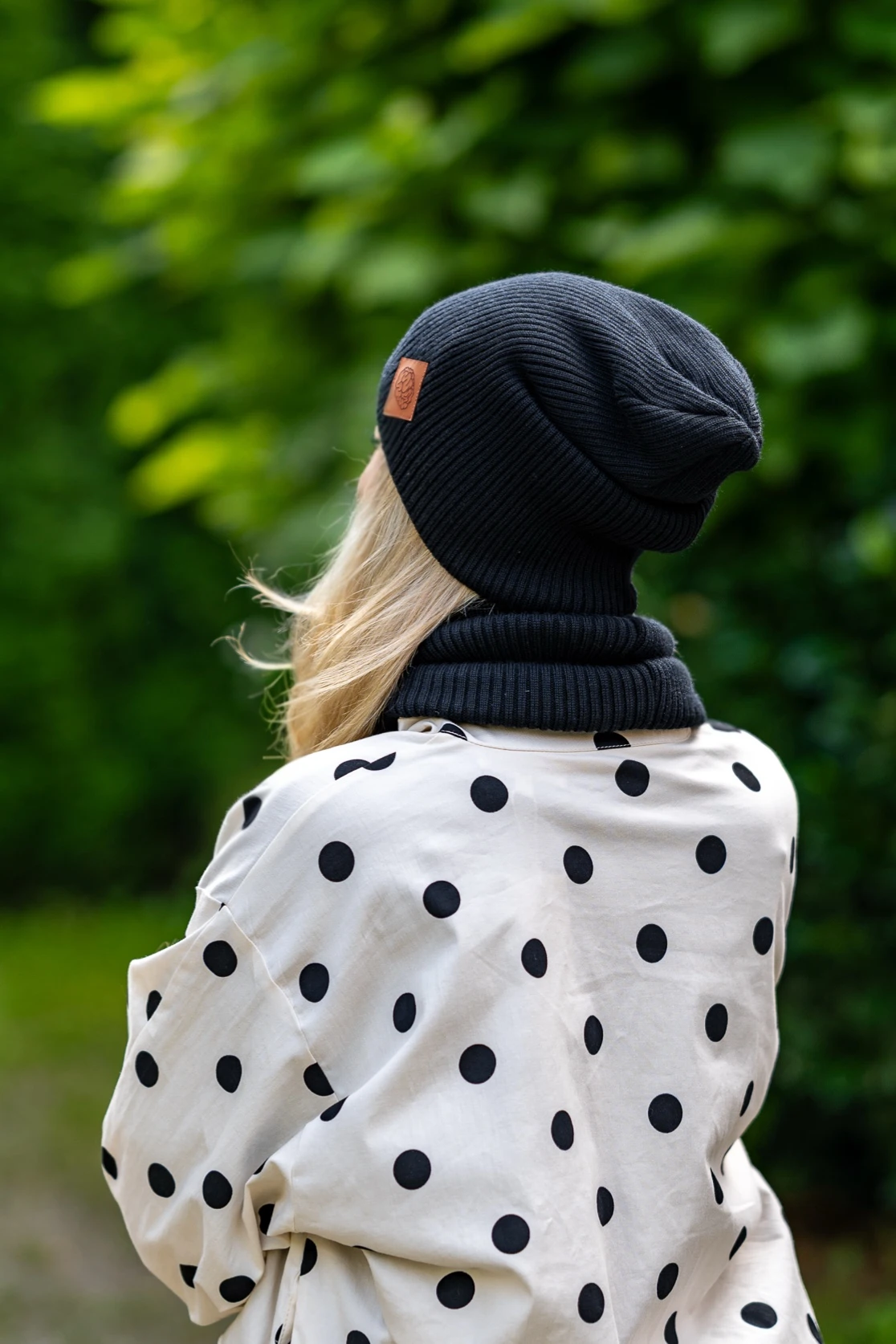Luźna Czapka MERINO logo ekoskórka "Czarny" 41 czapka i komin czarne