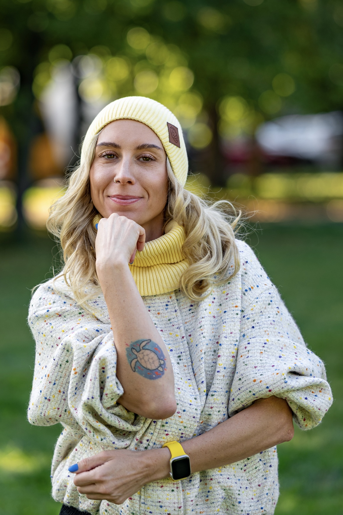 Luźna Czapka bawełniana logo ekoskórka "Banan" 26 czapka z pasującym kominem