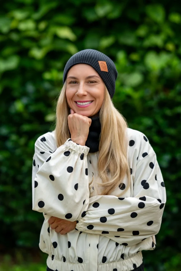 Luźna Czapka MERINO logo ekoskórka "Czarny" 14 czarna czapka beanie merino