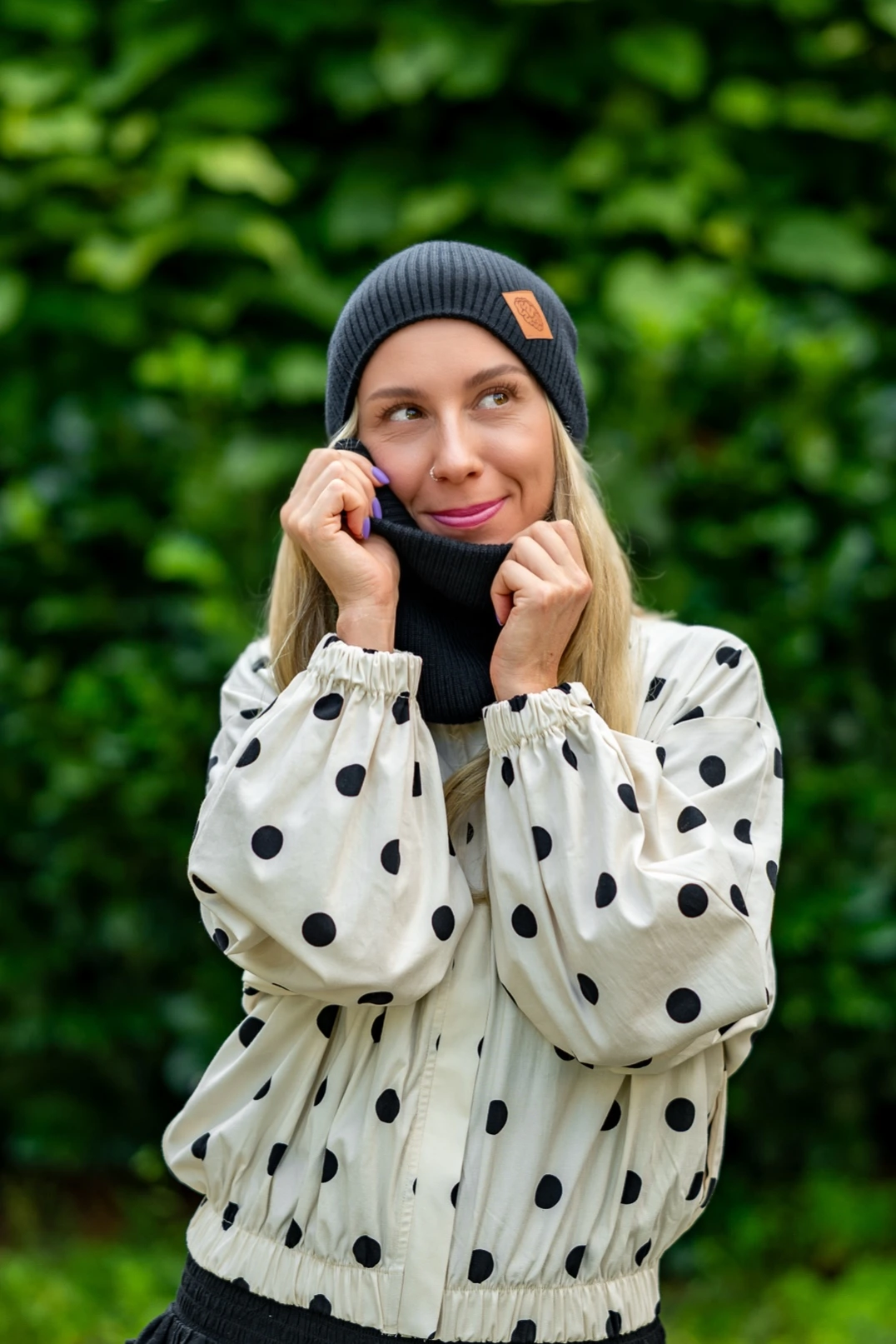 Luźna Czapka MERINO logo ekoskórka "Czarny" 142 czarna czapka beanie
