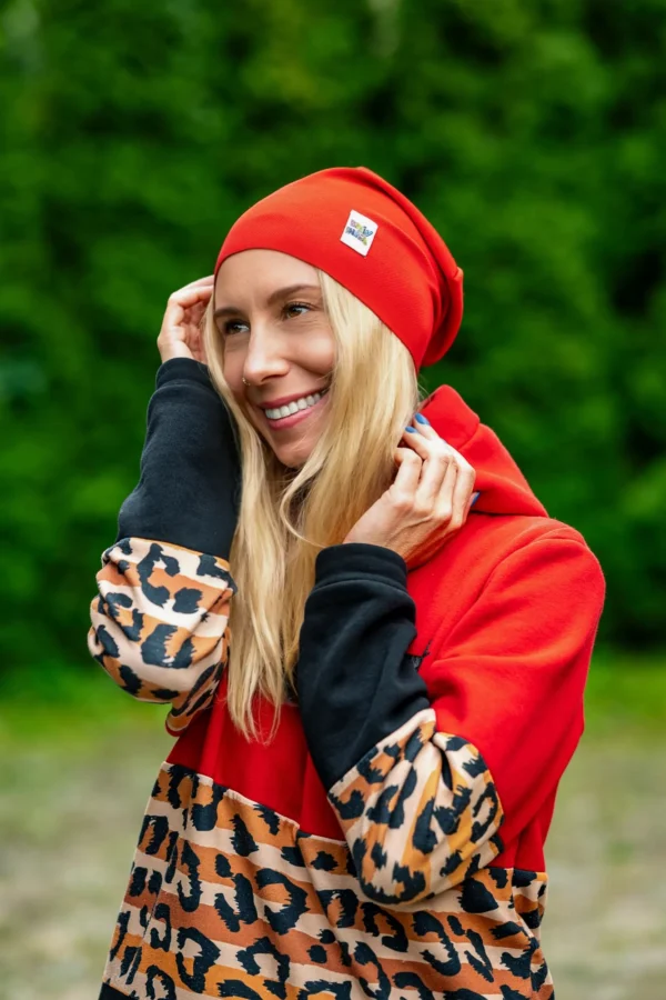 czerwona cienka czapka