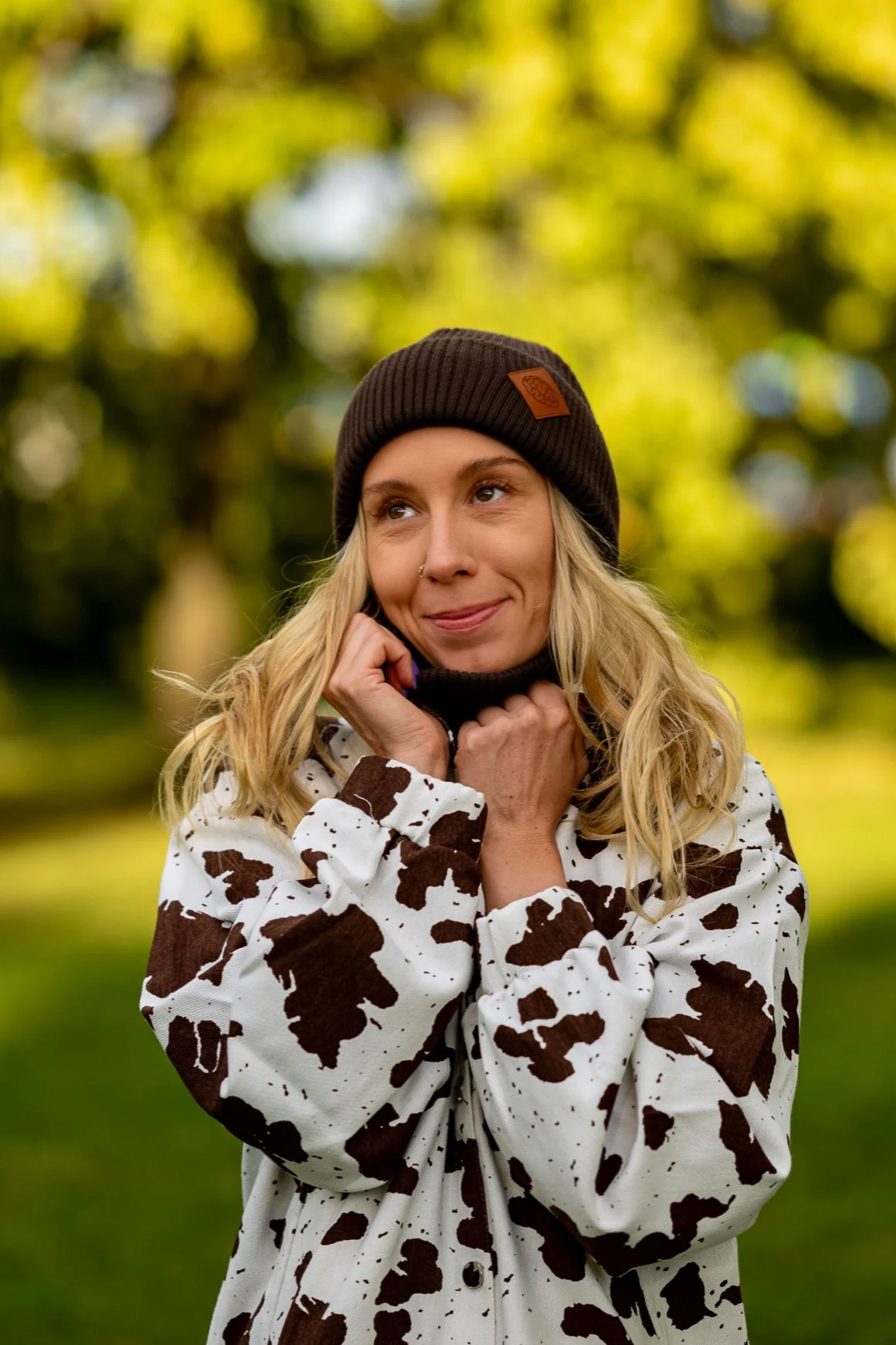 MERINO czapka beanie logo ekoskórka "Brąz" 14 komplet na chłodne dni