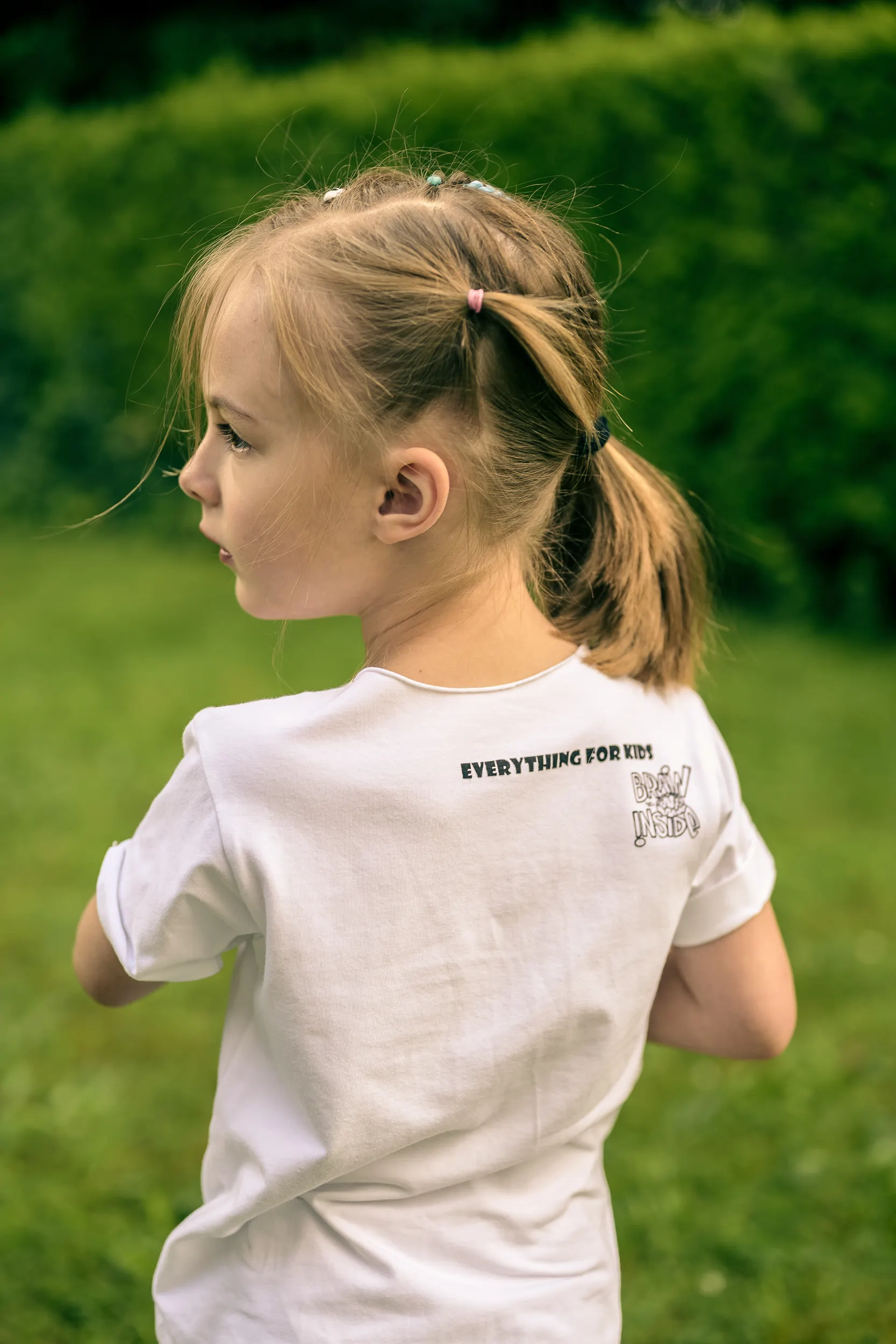 Biała koszulka dla dziecka "Beware: kid inside" 94 luźna bawełniana koszulka z napisem dla dziecka