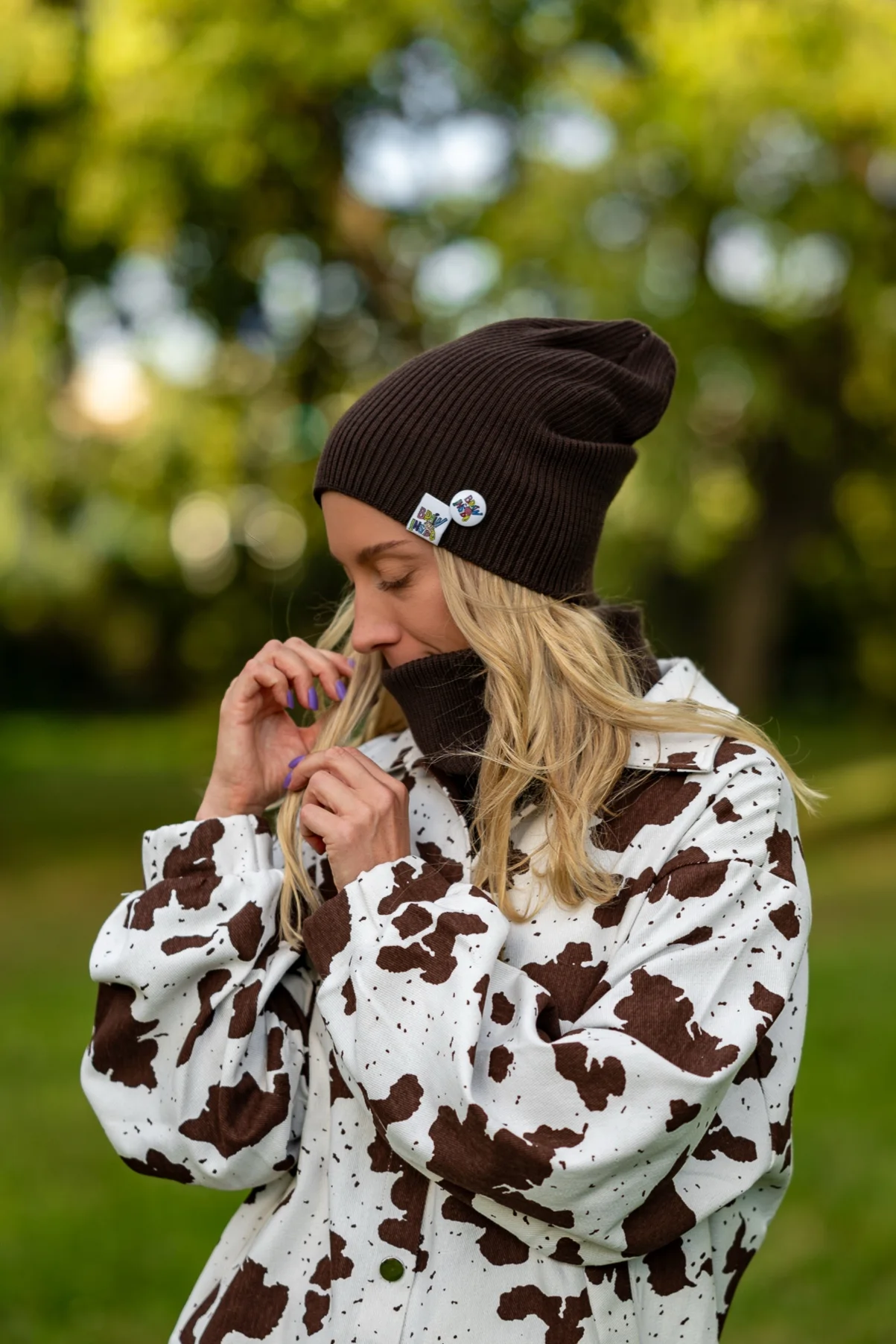 Luźna czapka MERINO logo kolorowe "Brąz" 84 merino na zimę