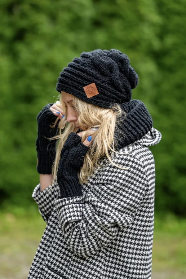 Czapka This is it z dodatkiem MERINO 67% "Czarny" 8 czapka dziergana z luźnym fasonem