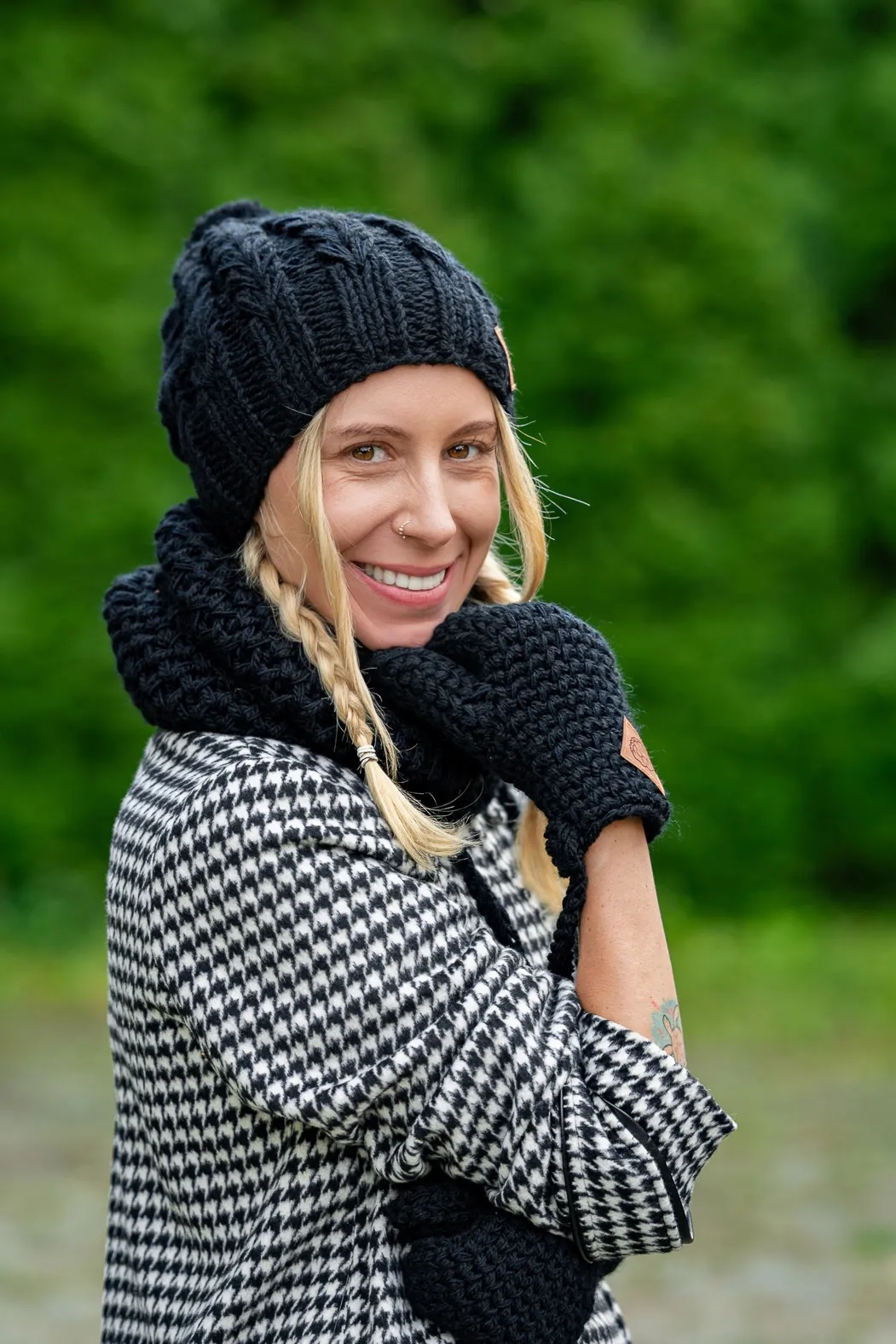 Czapka Smile z dodatkiem MERINO 67% "Czarny" + podszewka BAWEŁNA 36 czapka merino z małym pomponem