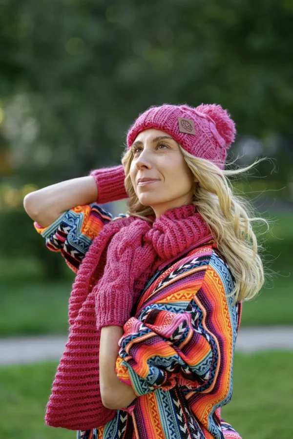 Komin MERINO 67% „Malina” 13 czapka z pomponem z przędzy premium