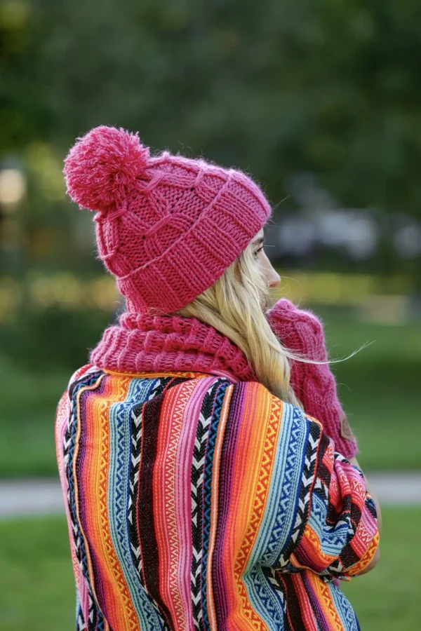 Czapka MERINO 67% Euforia "Malina" 18 czapka z puszystym pomponem