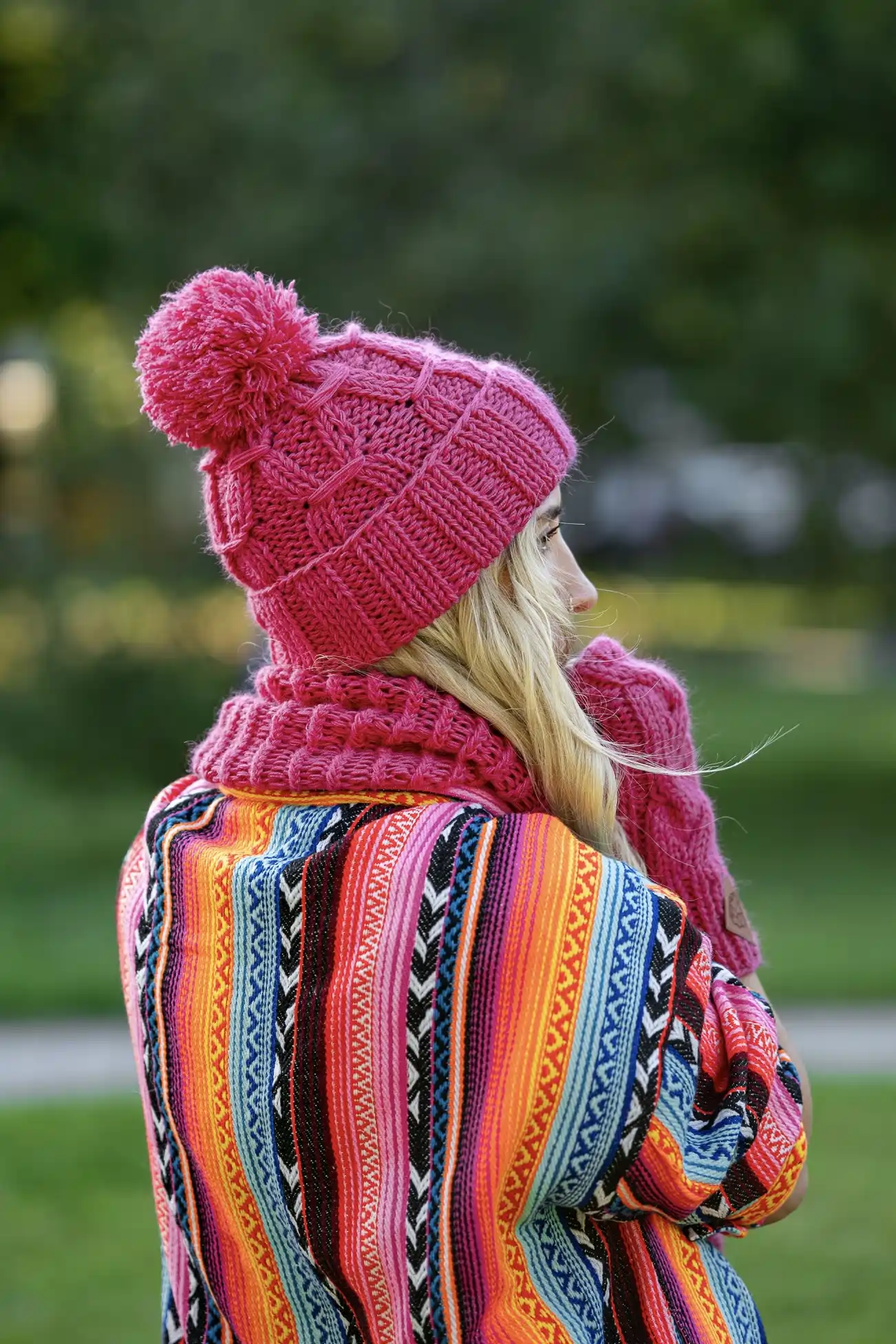 Czapka MERINO 67% Euforia "Malina" 36 czapka z puszystym pomponem