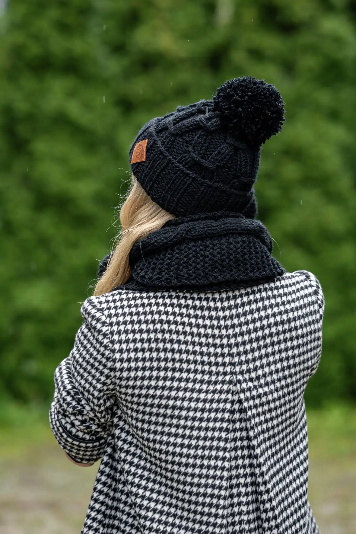 Czapka Euforia z dodatkiem MERINO 67% "Czarny" 56 dziergana czapka z puszystym pomponem
