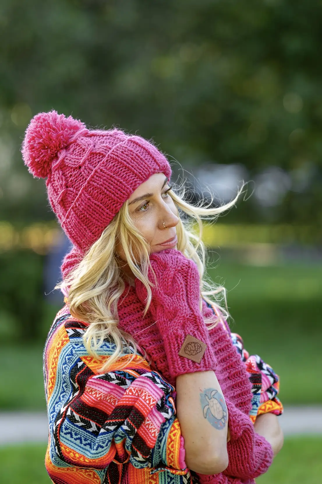 Czapka MERINO 67% Euforia "Malina" 37 dziergane ocieplacze dłoni